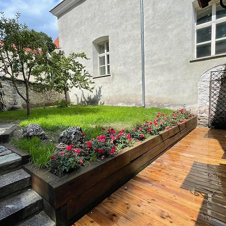 Historic Apartment With Private Garden In Old Town Tallinn Exteriör bild