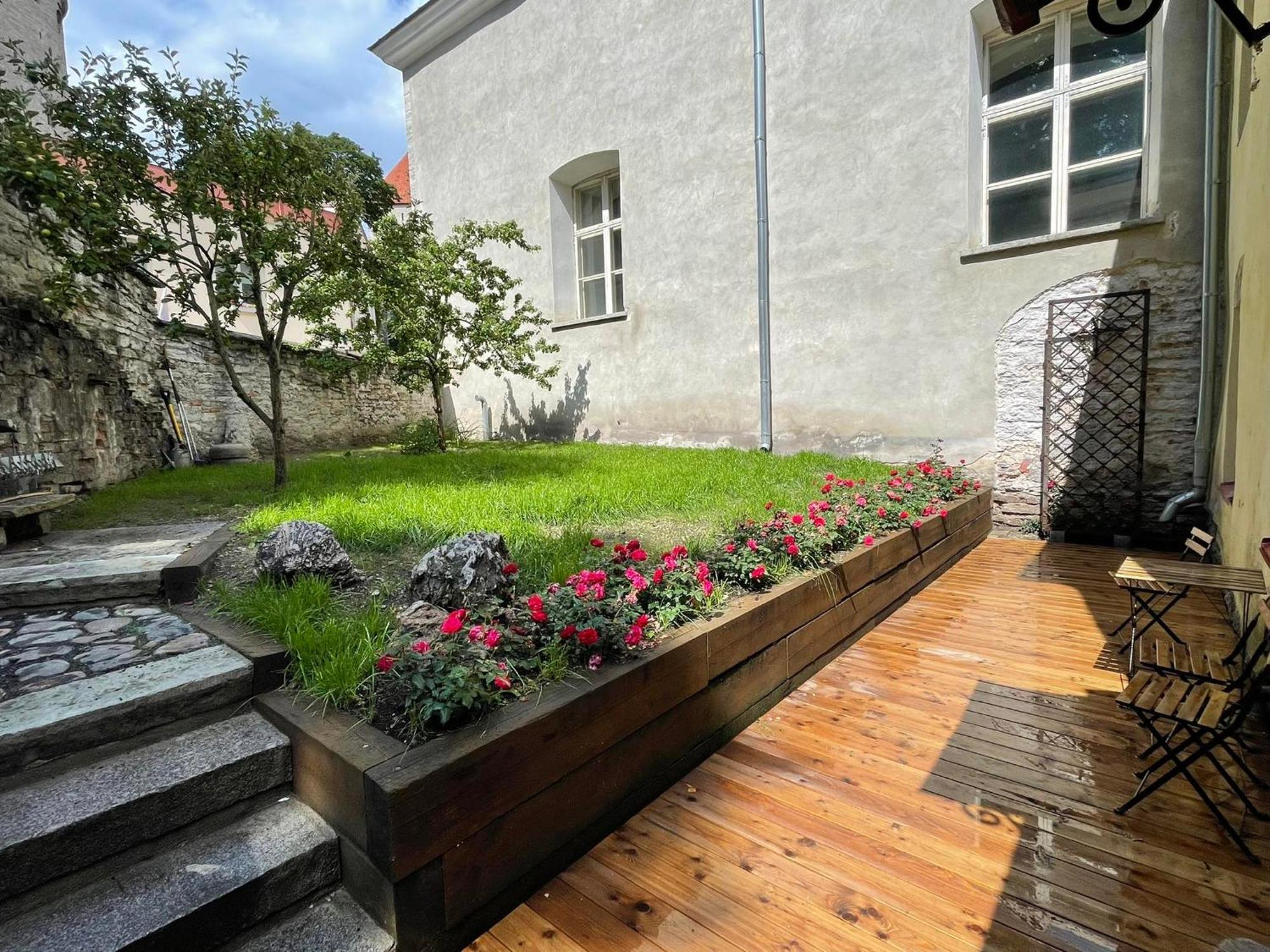 Historic Apartment With Private Garden In Old Town Tallinn Exteriör bild